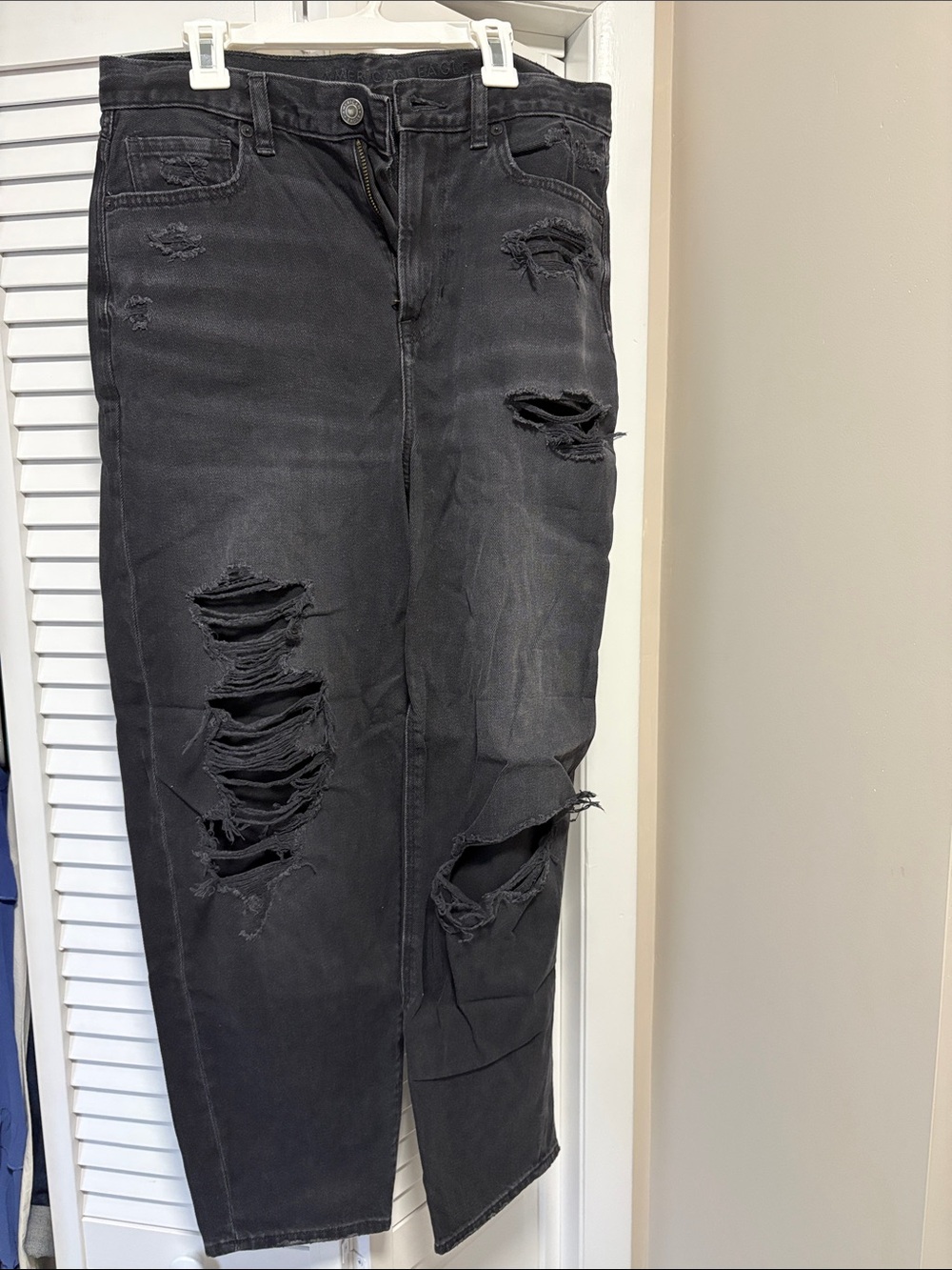 American Eagle Women’s Barrel Distressed Black Ripped Jeans